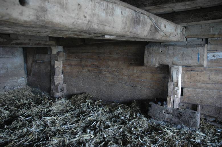 Double Pen Log Barn / 42x70 Bank Barn. Interior and Exterior photos.